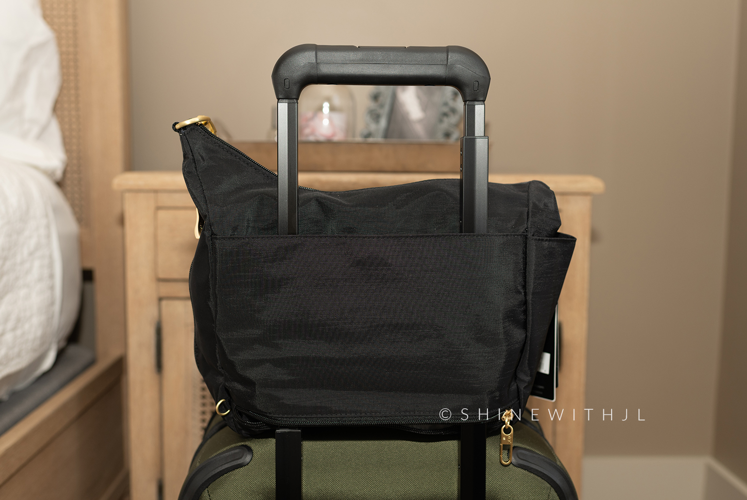 Baggallini-Modern-Everyday-Bag-luggage-passthrough Luggage Passthrough Baggallini Modern Everywhere Bag
