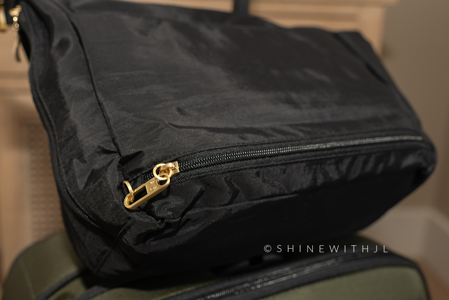 Baggallini-Modern-Everywhere-Bag-luggage-passthrough-zipper-lock Zipper lock for luggage passthrough on Baggallini Everywhere Crossbody Bag