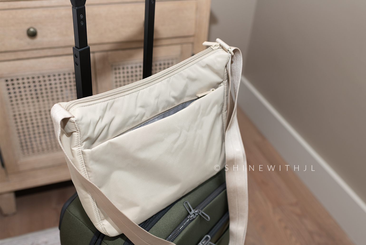 Hedgren-Harpers-Small-Inner-City-RFID-Bag-Back Back side of beige travel crossbody bag by Hedgren Harpers