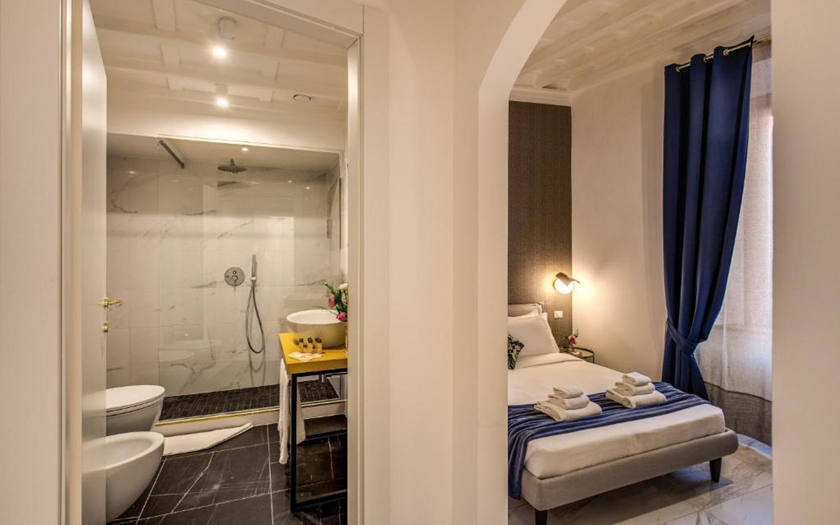 Little Queen Pantheon official Deluxe Room image