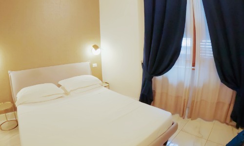 little queen pantheon room italy lodging
